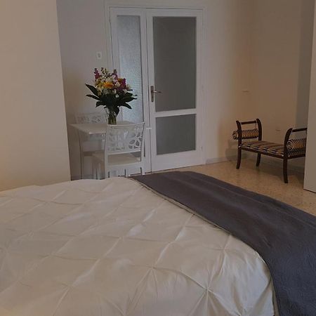 Residenze Benedetto Croce Hotel Bari Bagian luar foto